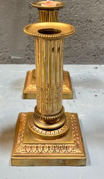 Paire de flambeaux formant colonnes cannelées...