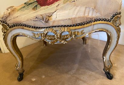 Chaise en bois doré de style Louis XV, dossier...