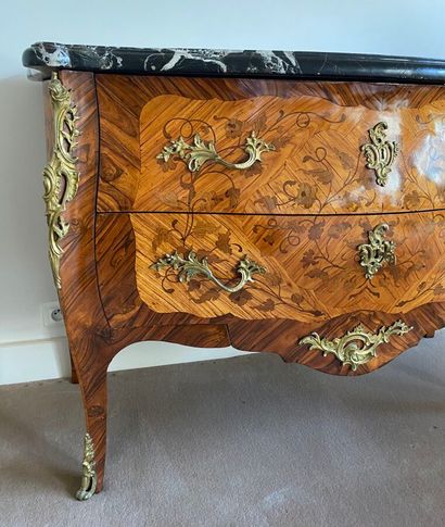 Commode galbée en bois placage marqueté de...