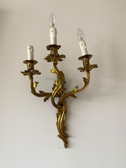 Paire d'appliques en bronze doré, deux bras...