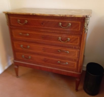 Commode en placage de bois clair ouvrant...