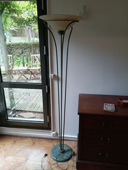 Lampadaire en métal laqué vert retenant une...