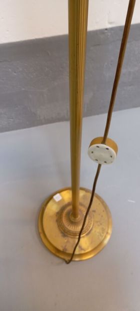 Lampadaire à bras articulé en laiton, le...
