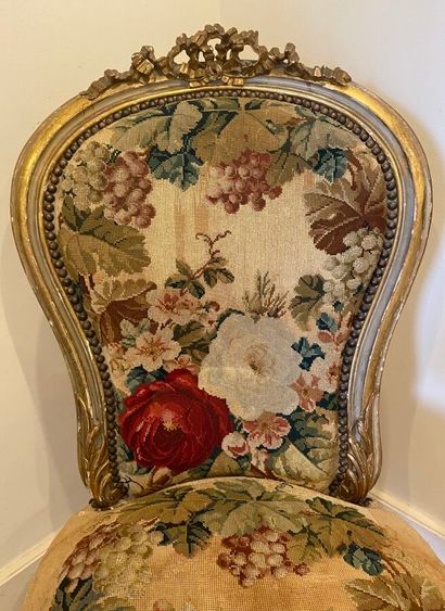 Chaise en bois doré de style Louis XV, dossier...