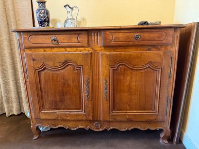 Buffet en noyer ouvrant par deux portes et...