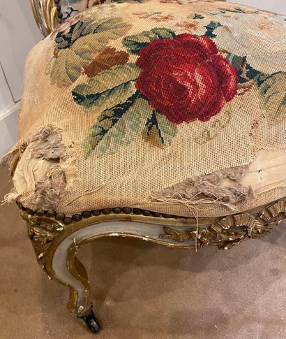 Chaise en bois doré de style Louis XV, dossier...