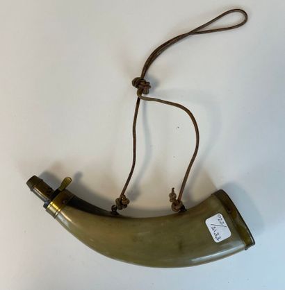 Poire à poudre en corne et laiton. 
H. 17cm....