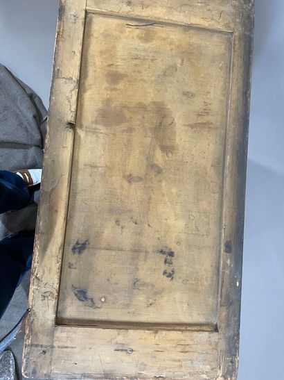 Secrétaire en noyer blond ouvrant par un...