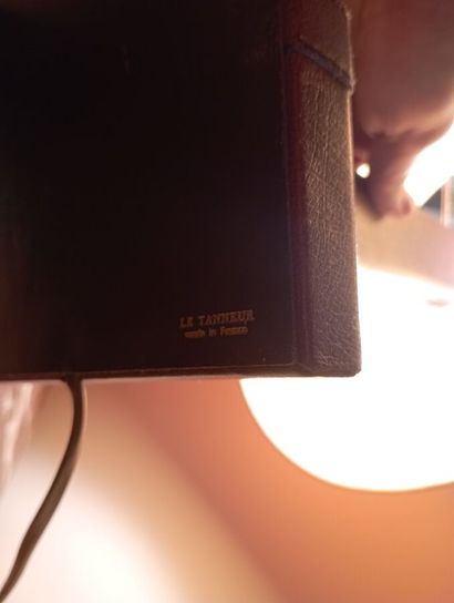 LE TANNEUR
Lampe de bureau à poser, le fût...