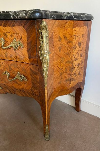 Commode galbée en bois placage marqueté de...