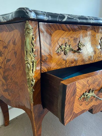 Commode galbée en bois placage marqueté de...