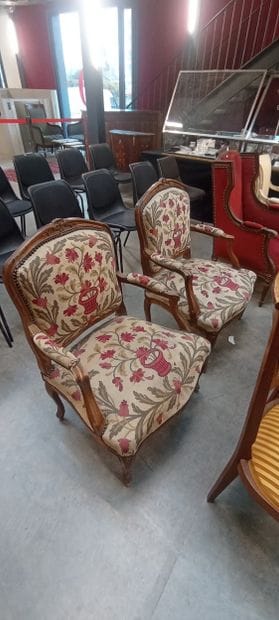 Paire de fauteuils à la reine en bois mouluré...