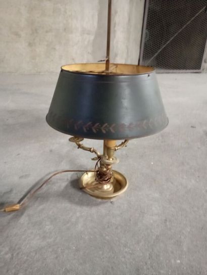 Lampe bouillotte en métal doré. 

VENTE ET...