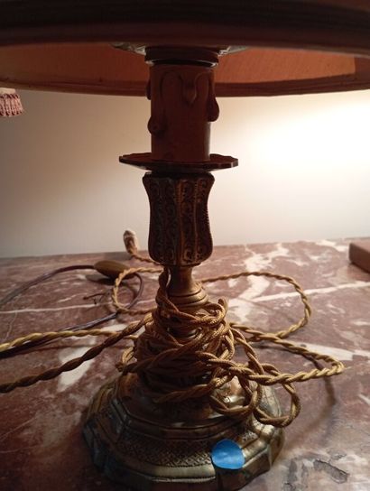 Trois pieds de lampe en bronze, un pied de...