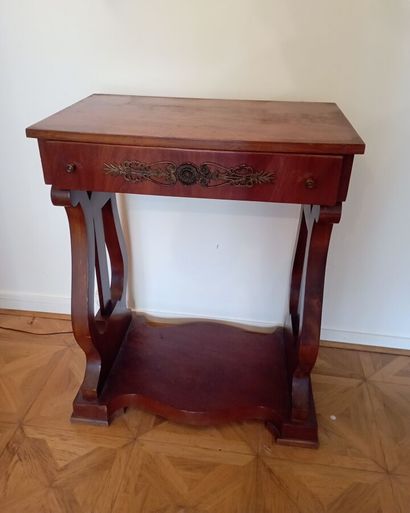Console en acajou flammé ouvrant par un tiroir...