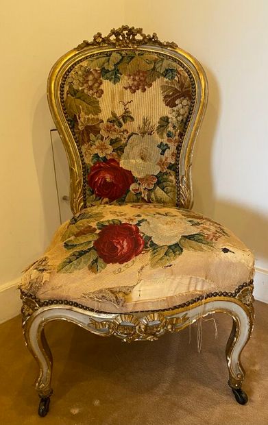 Chaise en bois doré de style Louis XV, dossier...