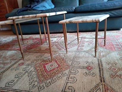 Trois tables gigognes en métal doré et dessus...