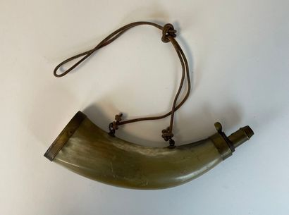 Poire à poudre en corne et laiton. 
H. 17cm....