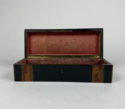 Boîte rectangulaire en placage de bois noirci...