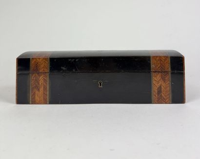 Boîte rectangulaire en placage de bois noirci...