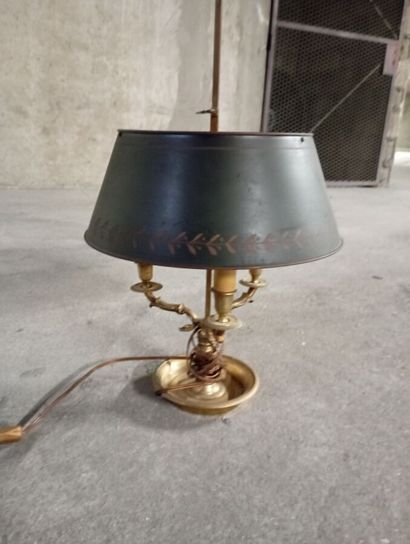 Lampe bouillotte en métal doré. 

VENTE ET...