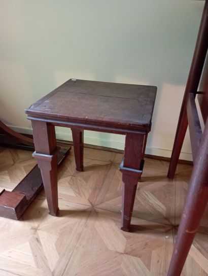 Table d'appoint en chêne à pieds gaine.
H....