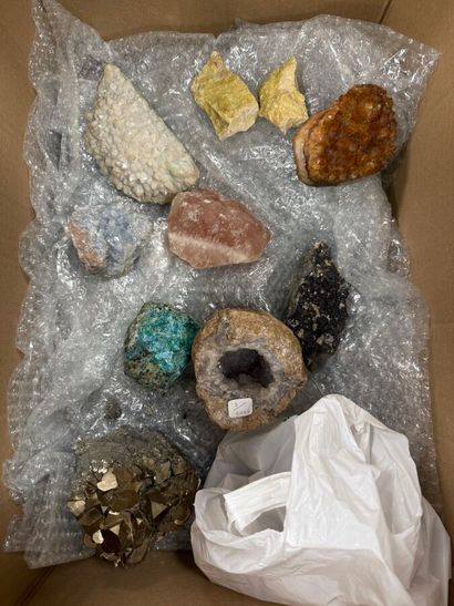 Lot de minéraux et fossiles comprenant fluorite,...