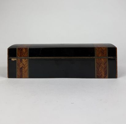 Boîte rectangulaire en placage de bois noirci...