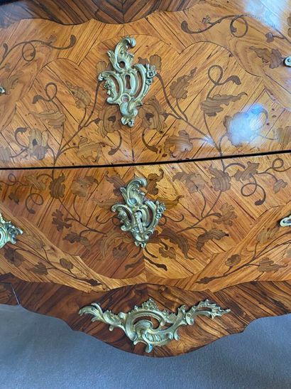 Commode galbée en bois placage marqueté de...