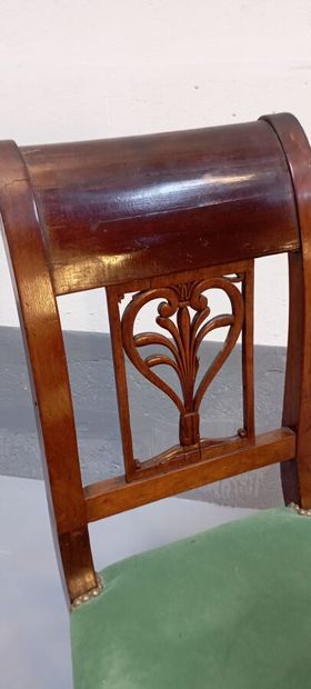 Chaise en placage d'acajou à dossier à enroulement...