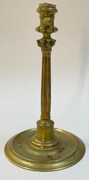 Flambeau en laiton à décor de godrons et...