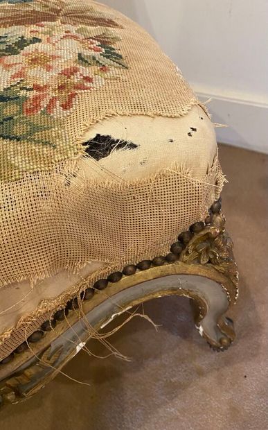 Chaise en bois doré de style Louis XV, dossier...