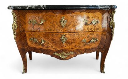 Commode galbée en bois placage marqueté de...