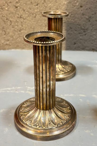 Paire de flambeaux formant colonnes cannelées...