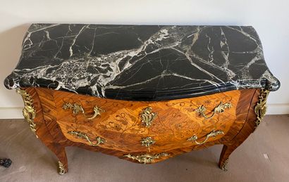 Commode galbée en bois placage marqueté de...