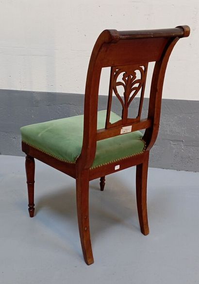 Chaise en placage d'acajou à dossier à enroulement...