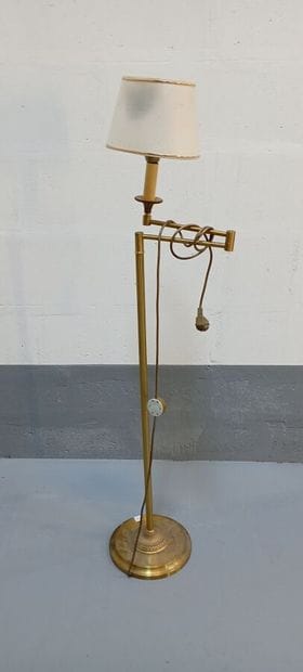 Lampadaire à bras articulé en laiton, le...
