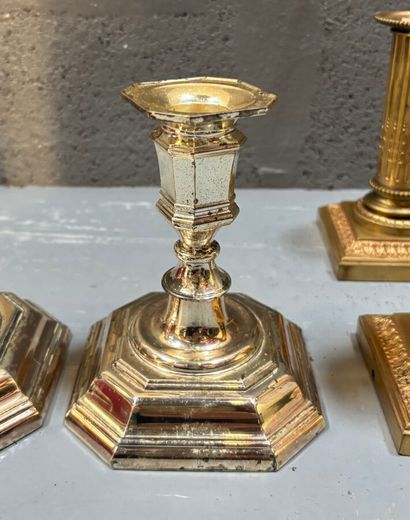 Paire de flambeaux formant colonnes cannelées...