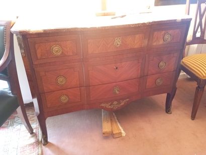 Commode en placage de bois de rose et palissandre...