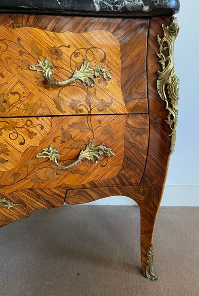 Commode galbée en bois placage marqueté de...