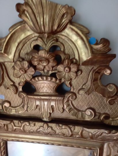 Miroir à fronton en bois doré, surmonté d'un...