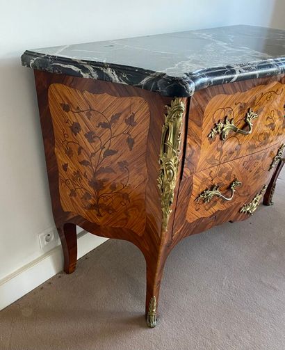 Commode galbée en bois placage marqueté de...