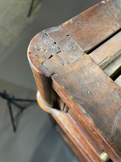 Secrétaire en noyer blond ouvrant par un...