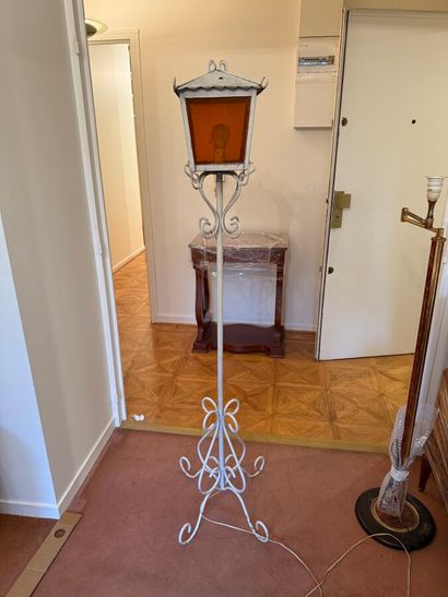 Lampadaire de jardin en fer forgé laqué blanc...