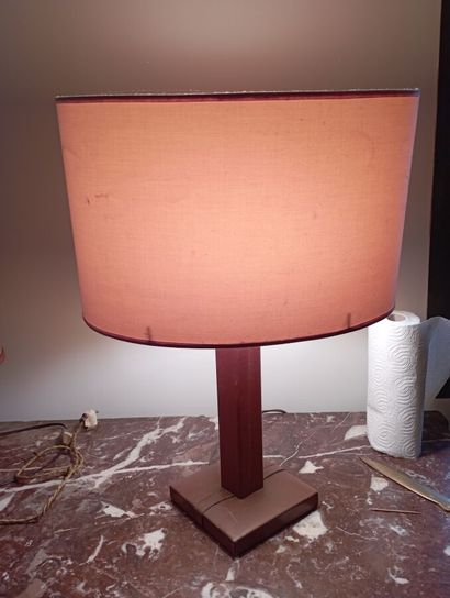 LE TANNEUR
Lampe de bureau à poser, le fût...