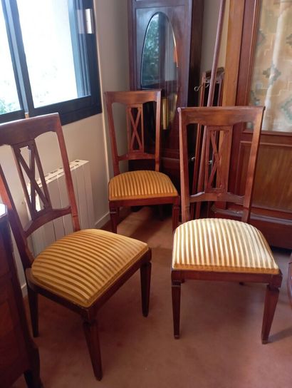 Six chaises en bois naturel, dossier en X,...