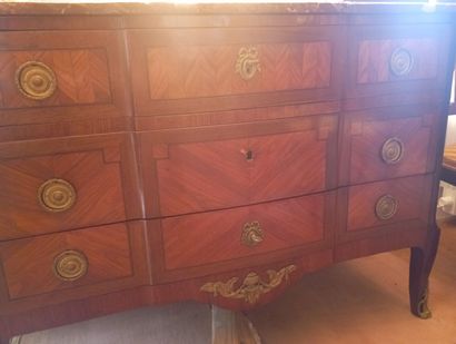 Commode en placage de bois de rose et palissandre...
