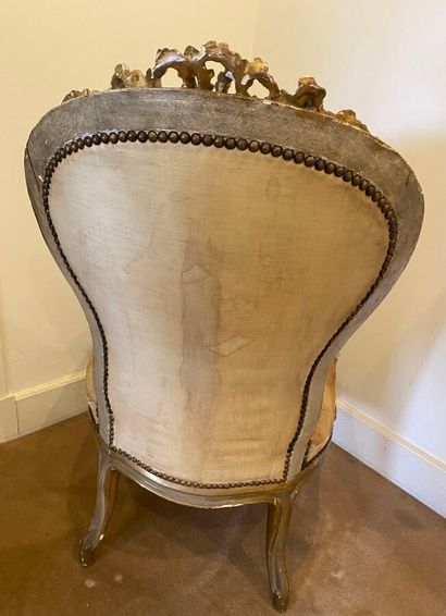 Chaise en bois doré de style Louis XV, dossier...