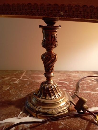 Trois pieds de lampe en bronze, un pied de...