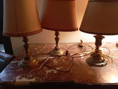 Trois pieds de lampe en bronze, un pied de...